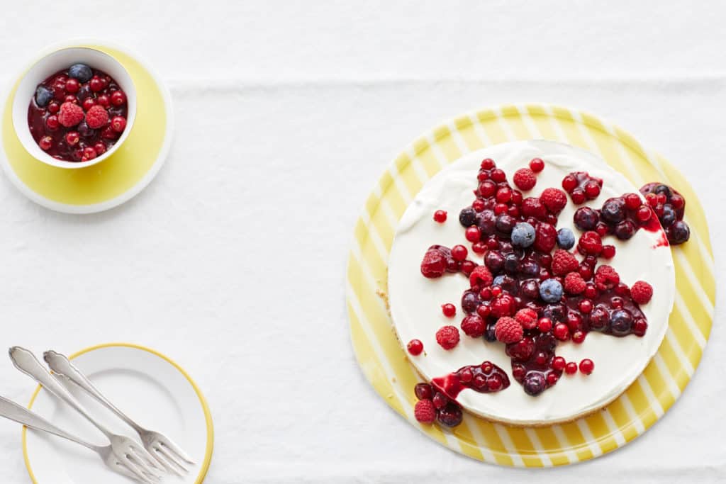 Frischkäsetorte mit Beeren mit dem Thermomix® auf weißem Untergrund