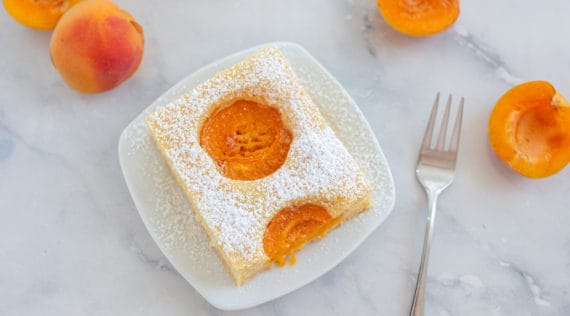 Viereckiges Stück Aprikosenkuchen vom Blech – Aprikosen-Blechkuchen mit dem Thermomix® – Foto: gettyimages / A_Lein