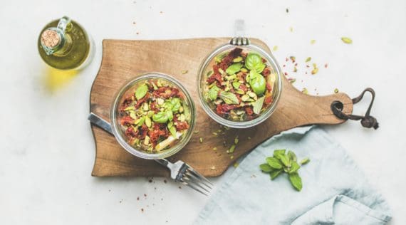 Veganer Quinoasalat mit Avocado aus dem Thermomix® – Foto: StockFood / The Picture Pantry