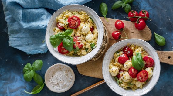 Risoni-Salat mit Tomate und Mozzarella – Foto: Tina Bumann