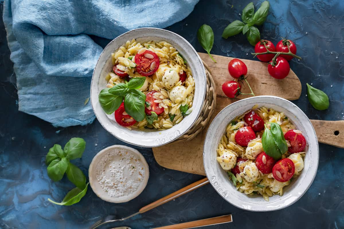 Risoni-Salat mit Tomate und Mozzarella – Foto: Tina Bumann