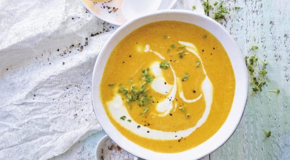 Möhrensuppe mit Joghurt aus dem Thermomix® – Foto: StockFood / Arras, Klaus