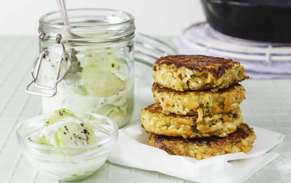 Quinoa-Halloumi-Taler mit Gurkensalat