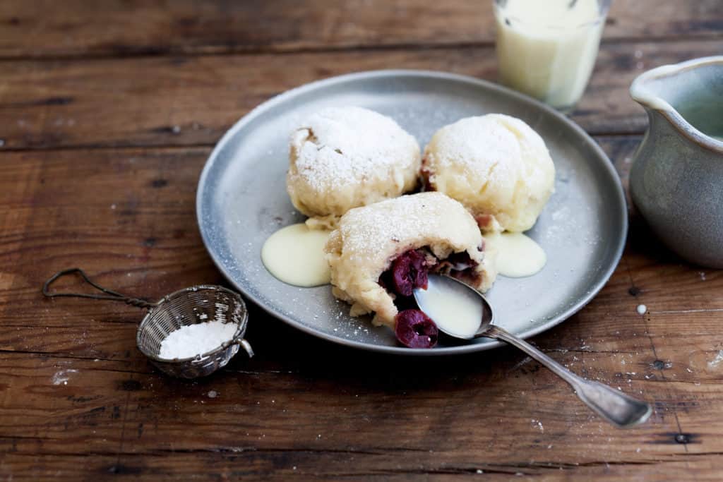 Dampfnudeln mit Kirschen aus dem Varoma® - Foto: Ira Leoni
