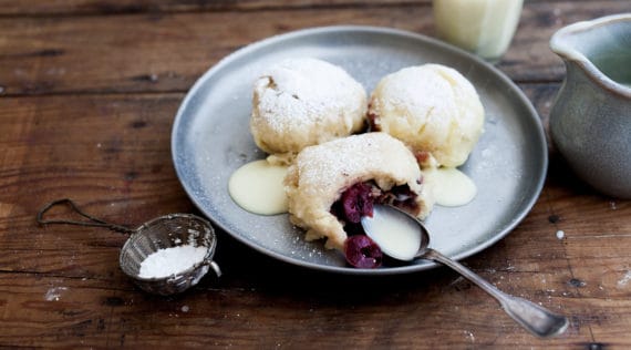 Dampfnudeln mit Kirschen aus dem Varoma® - Foto: Ira Leoni