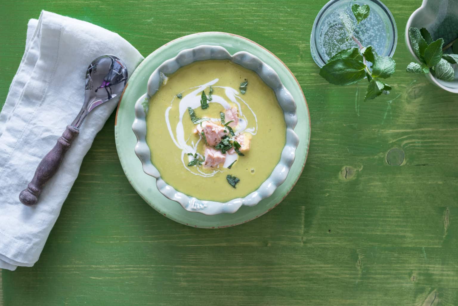Cremige Erbsensuppe mit Lachs