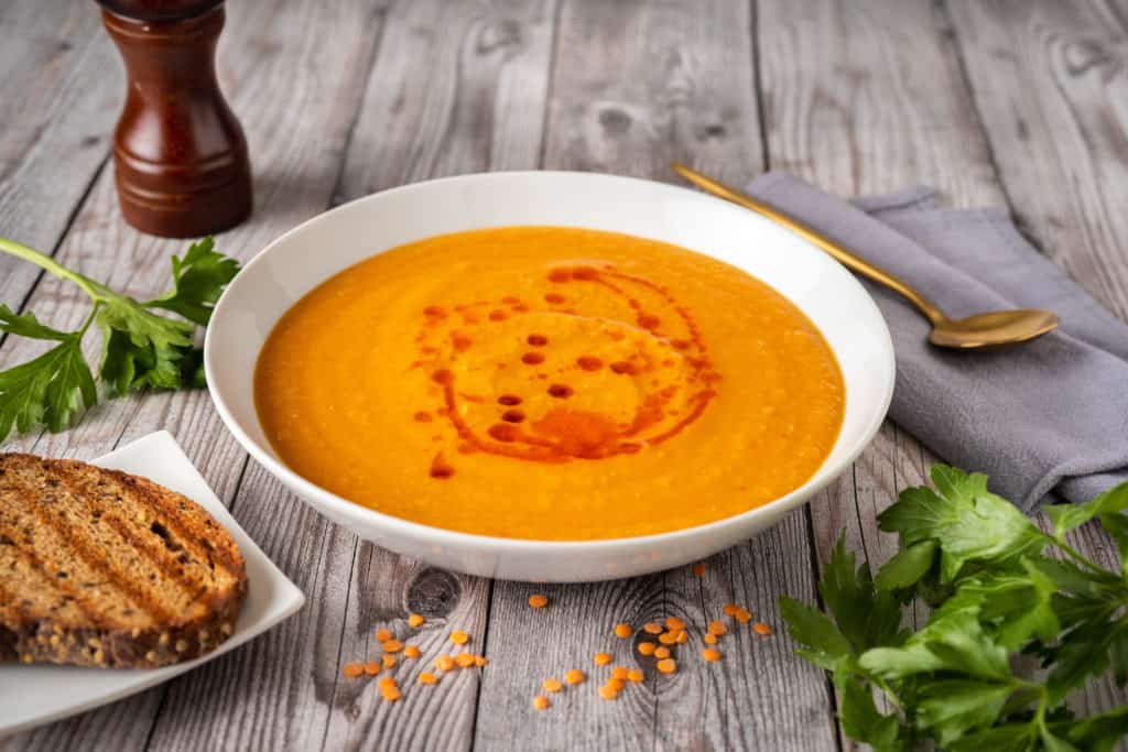 Türkische Linsensuppe mit dem Thermomix® – Foto: gettyimages / Yummy pic