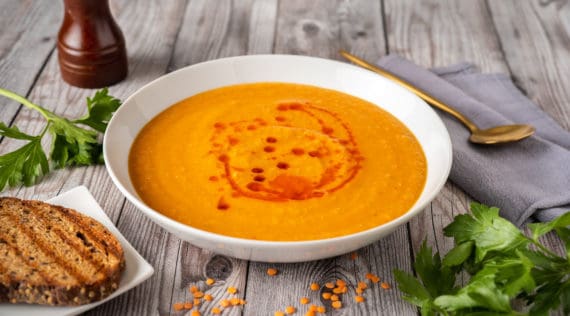 Türkische Linsensuppe mit dem Thermomix® – Foto: gettyimages / Yummy pic