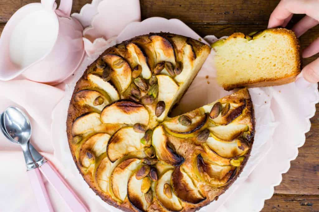 Angeschnittener Apfel-Rosen-Kuchen aus der Springform von oben fotografiert