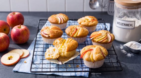 Muffins mit Äpfeln auf einem Gitter