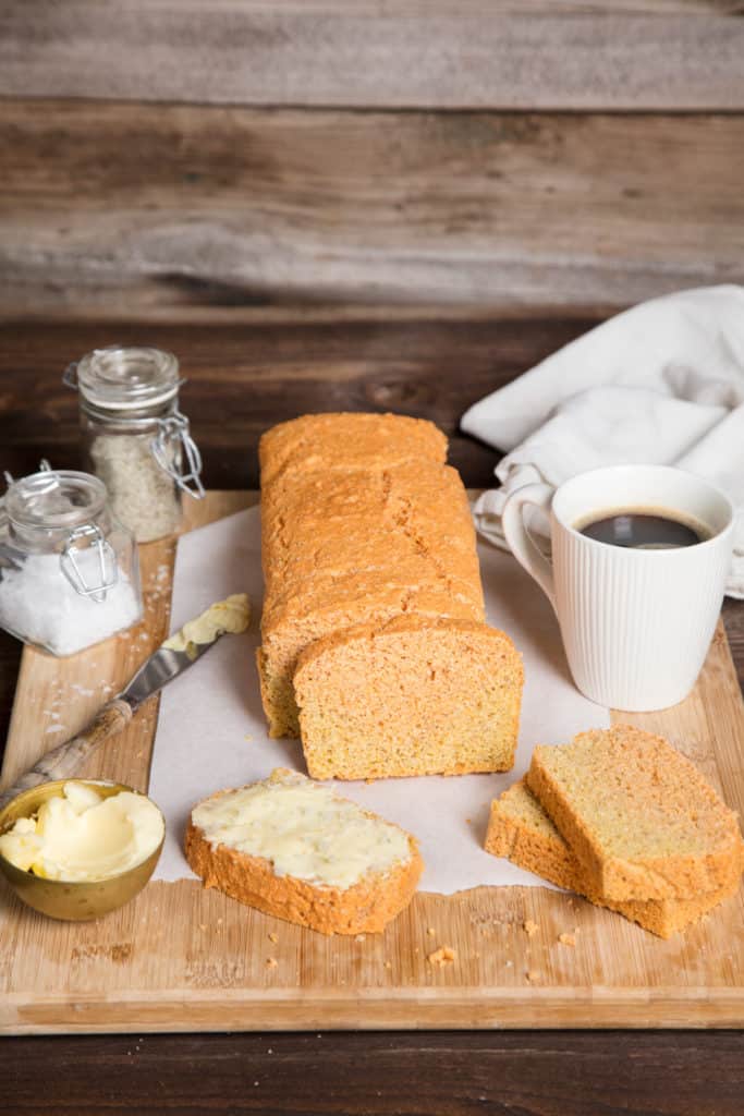 Linsenbrot aus der Kastenform auf Holzbrett 