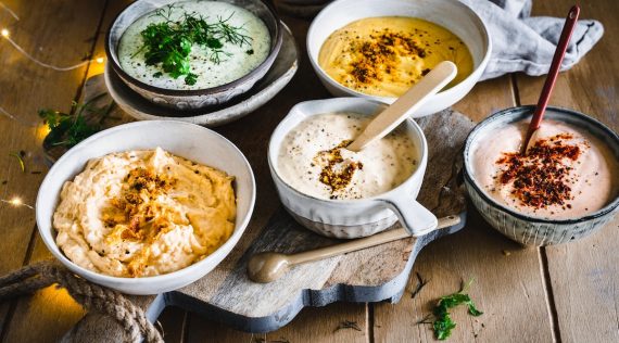 5 Schalen mit verschiedenen Dips