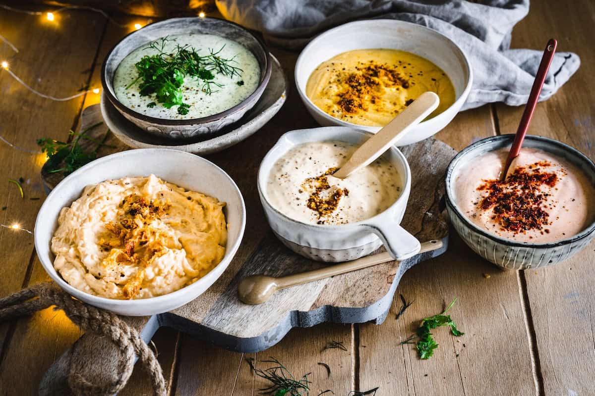 5 Schalen mit verschiedenen Dips