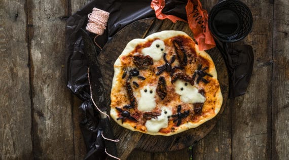 Halloween Pizza mit dem Monsieur Cuisine – Foto: Tina Bumann