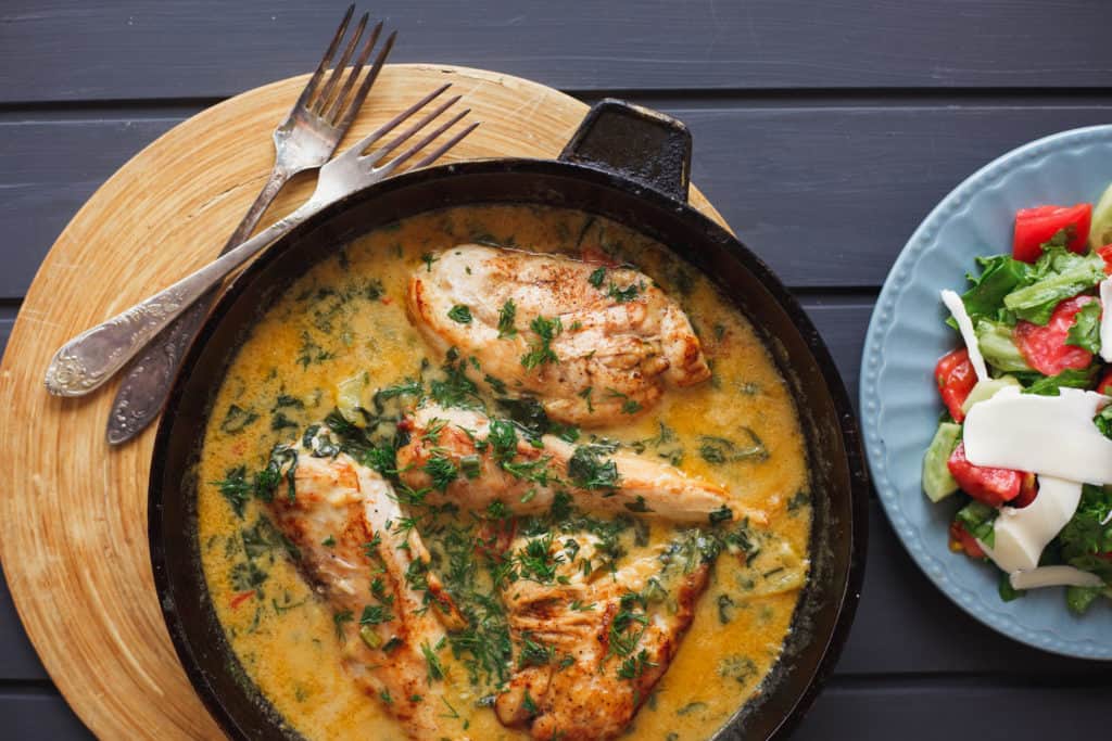 Zwiebel-Sahne-Hähnchen mit dem Thermomix® – Foto: gettyimages / archikatia