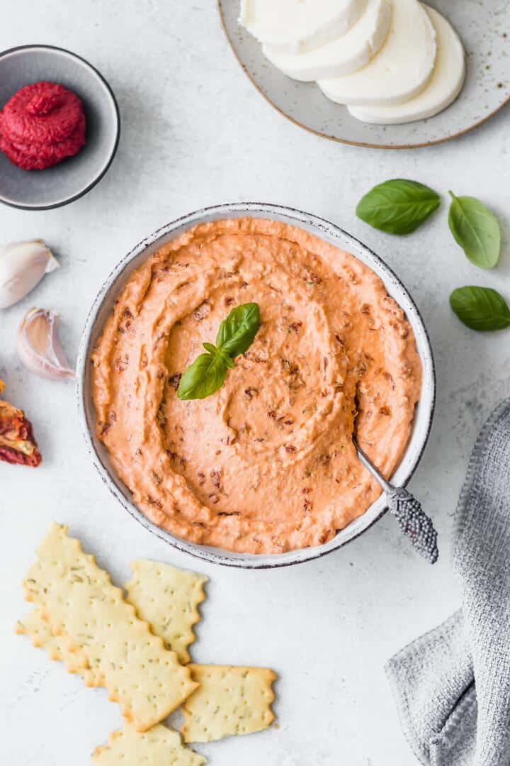 Mozzarella-Dip in einer Schale von oben fotografiert – Foto: Sandra Leibinger