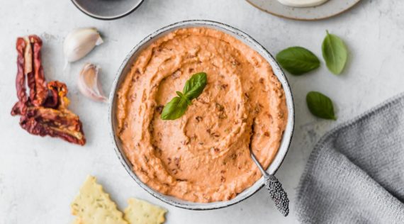 Mozzarella-Dip in einer Schale von oben fotografiert – Foto: Sandra Leibinger