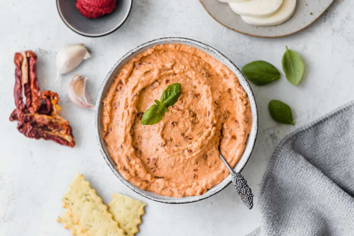 Eine Schale mit einem cremigen, roten Dip, von oben fotografiert – Foto: Sandra Leibinger
