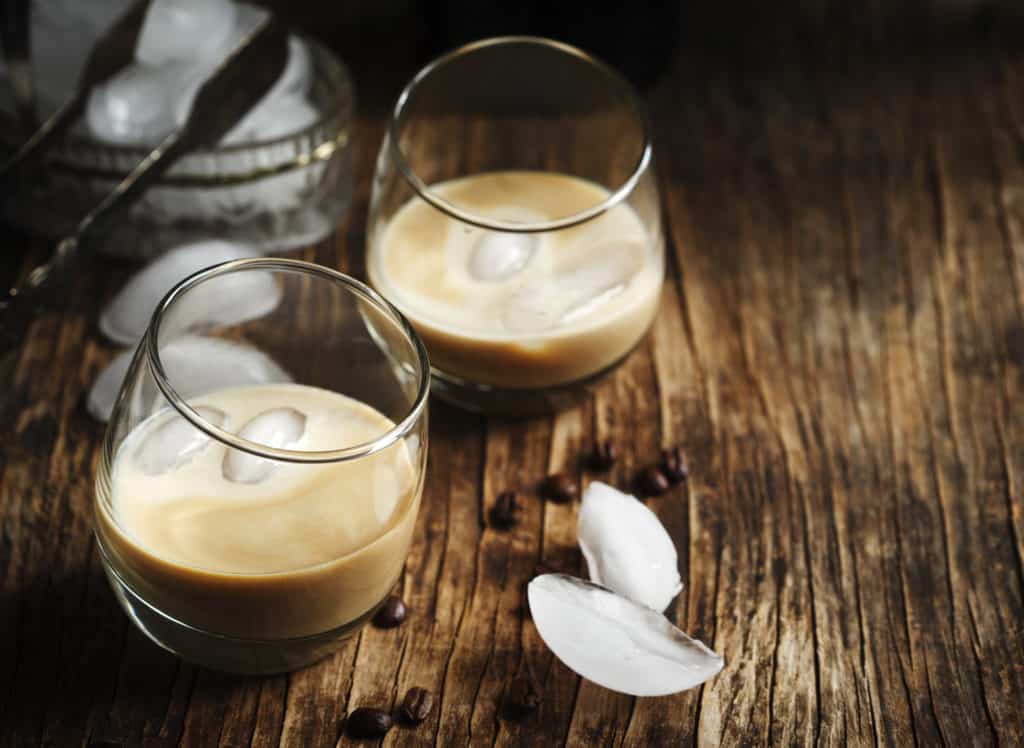 2 Gläser mit Baileys auf Eis, selbstgemacht im Thermomix® – Foto: Foto: gettyimages / AnjelaGr