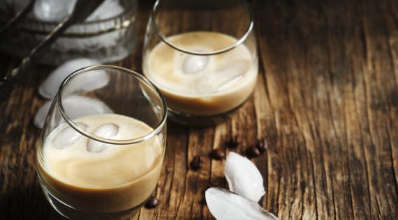 2 Gläser mit Baileys auf Eis, selbstgemacht im Thermomix® – Foto: Foto: gettyimages / AnjelaGr