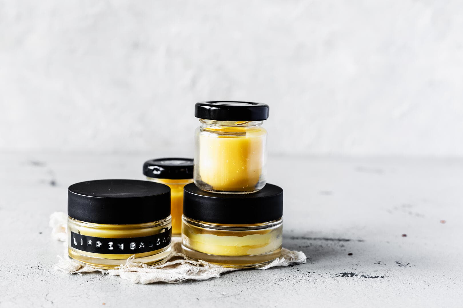 Lippenbalsam in kleinen Schraubgläschen – Foto: Désirée Peikert