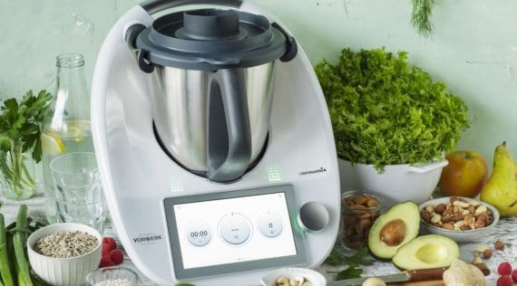 Der Thermomix® umgeben von Gemüse und gesunden Zutaten