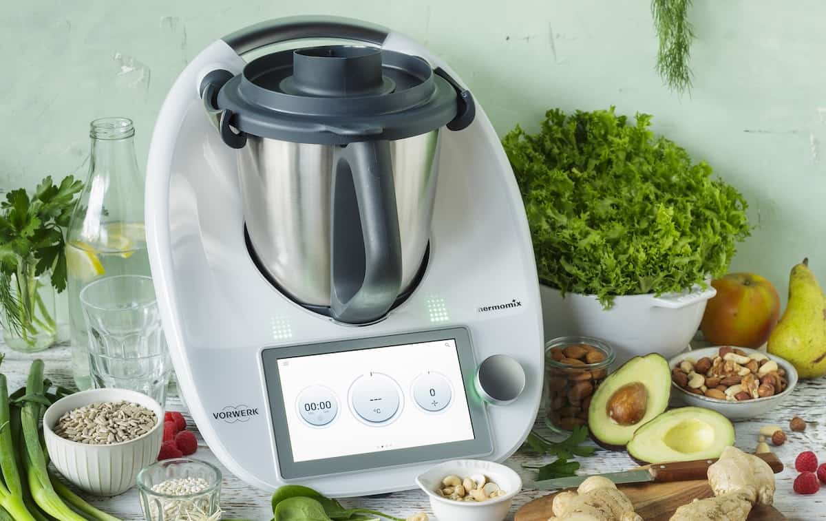 Der Thermomix® umgeben von Gemüse und gesunden Zutaten