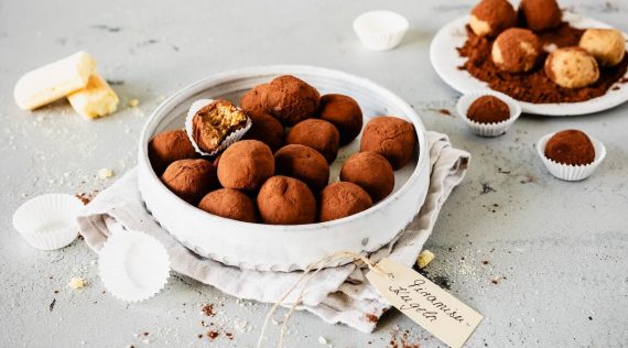 Eine helle Schale mit Tiramisu-Kugeln aus dem Thermomix® – Foto: Désirée Peikert