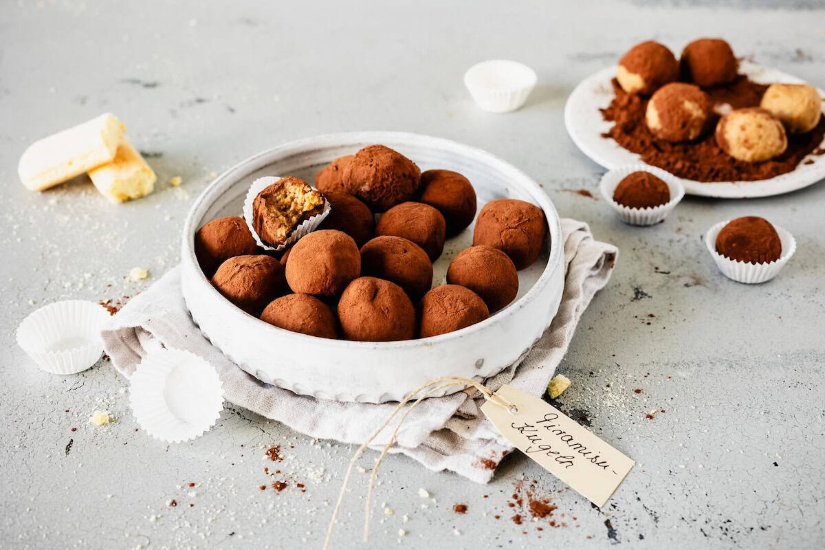 Eine helle Schale mit Tiramisu-Kugeln aus dem Thermomix® – Foto: Désirée Peikert