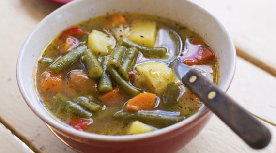 Bohnensuppe mit Kartoffeln und Möhren in einer roten Schüssel