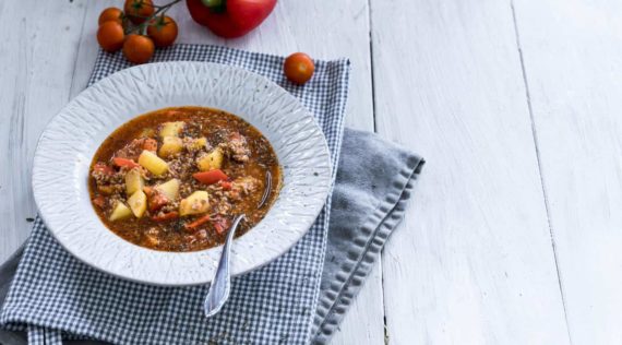 Bauerntopf mit Kartoffeln und Hackfleisch auf einem weißen Teller