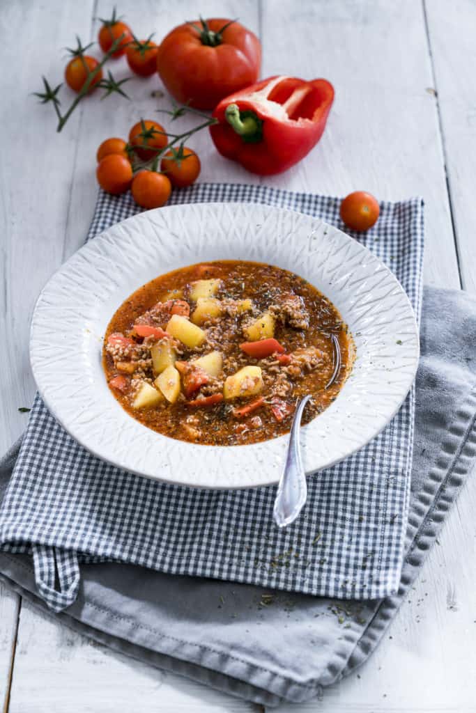 Bauerntopf mit Kartoffeln und Hackfleisch auf einem weißen Teller