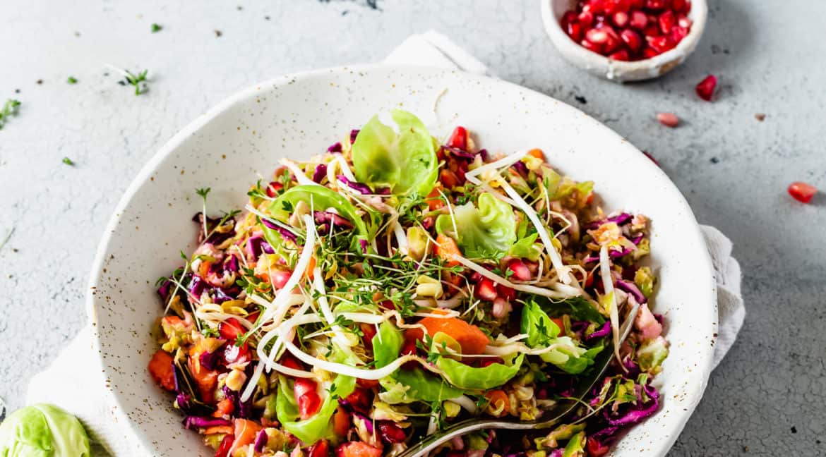 Blitzschneller Rosenkohlsalat mit Granatapfelkernen