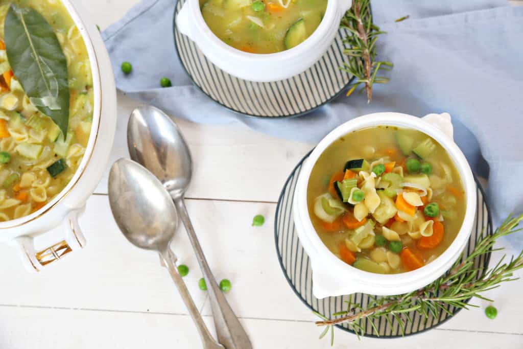 Vegetarische Nuelsuppe in zwei weißen Schalen