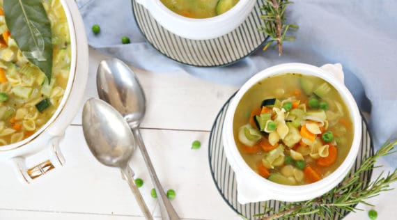 Vegetarische Nuelsuppe in zwei weißen Schalen