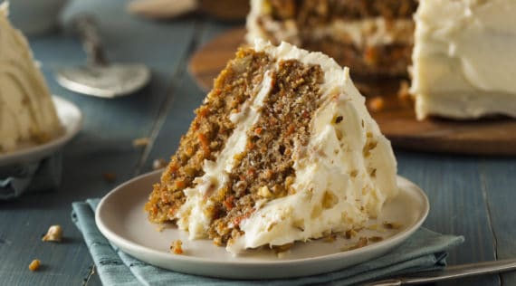 Ein Stück Carrot Cake mit Frosting auf einem grauen Teller – Foto: gettyimages / bhofack2