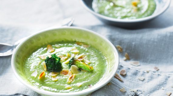 Zwei Teller mit cremiger Brokkolisuppe – Foto: Frauke Antholz