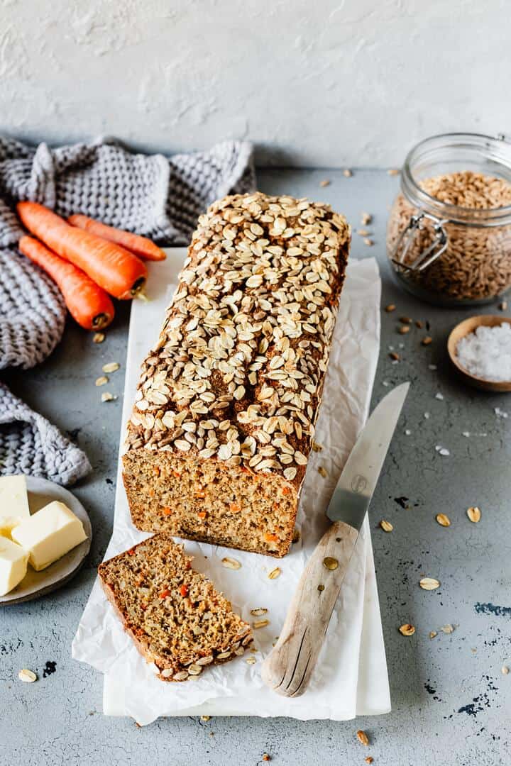 Saftiges Vollkornbrot, angeschnitten auf einem hellen Brett