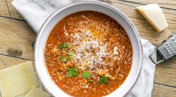Ein Teller Lasagnesuppe von oben fotografiert, mit Parmesan garniert – Foto: Sandra Leibinger