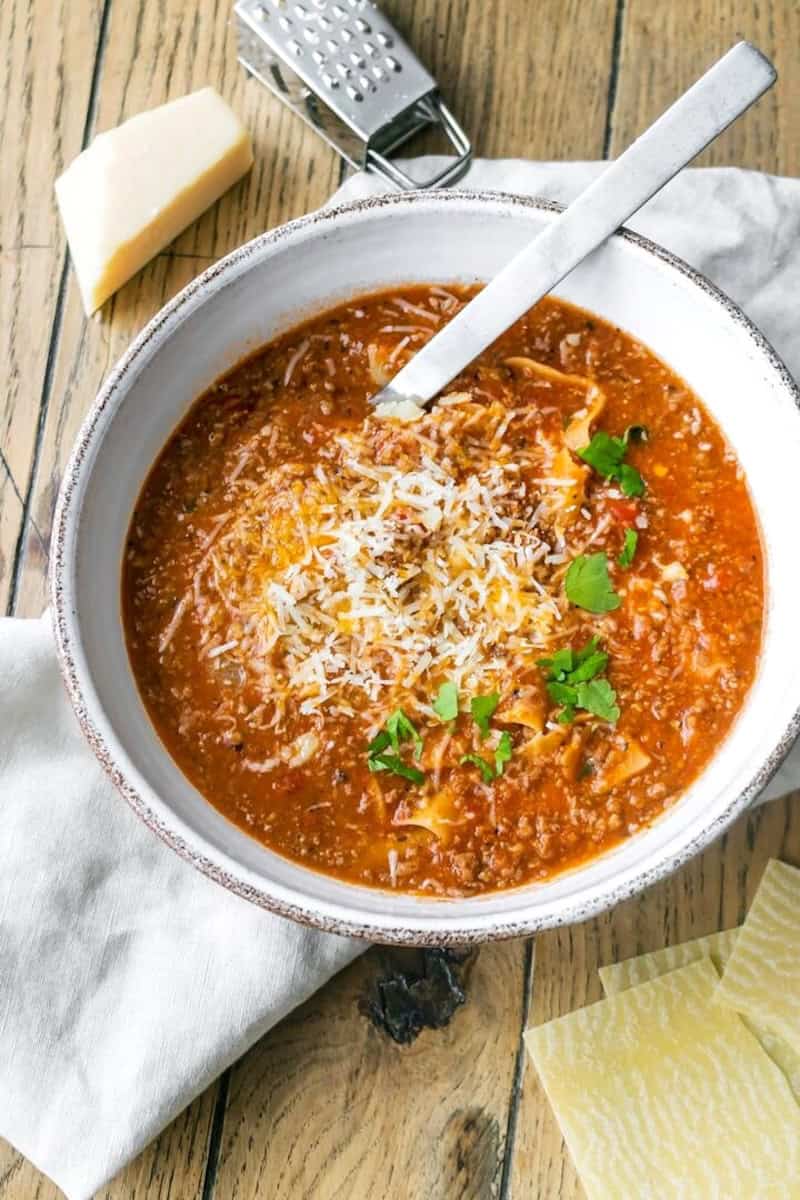 Ein Teller Lasagnesuppe von oben fotografiert – Foto: Sandra Leibinger