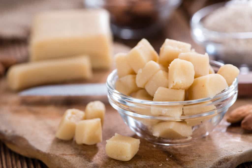 Sebstgemachtes Marzipan in Stücken in einer Schüssel