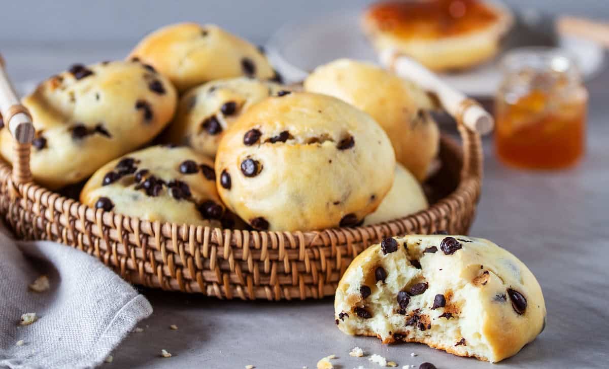 Mehrere Brötchen mit Schokoladenstückchen in einem Korb