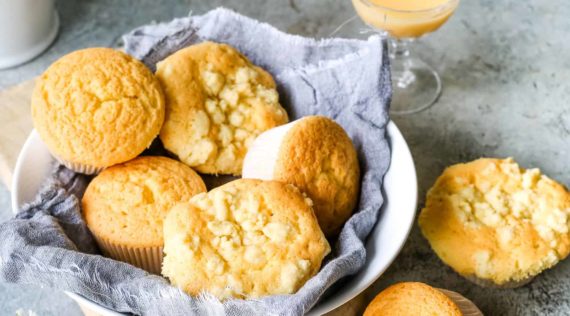 Eierlikör-Muffins mit Streuseln auf einem Teller