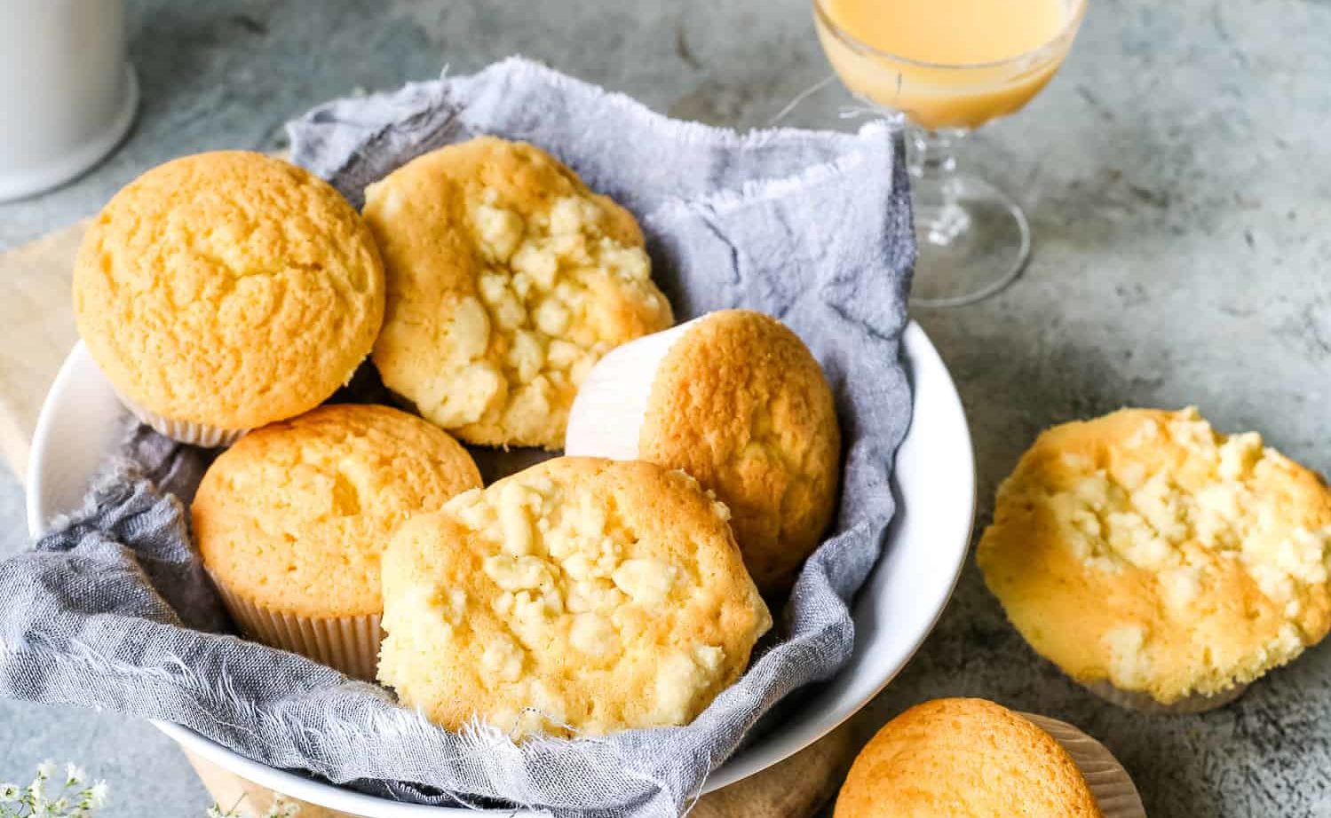 Eierlikör-Muffins mit Streuseln auf einem Teller