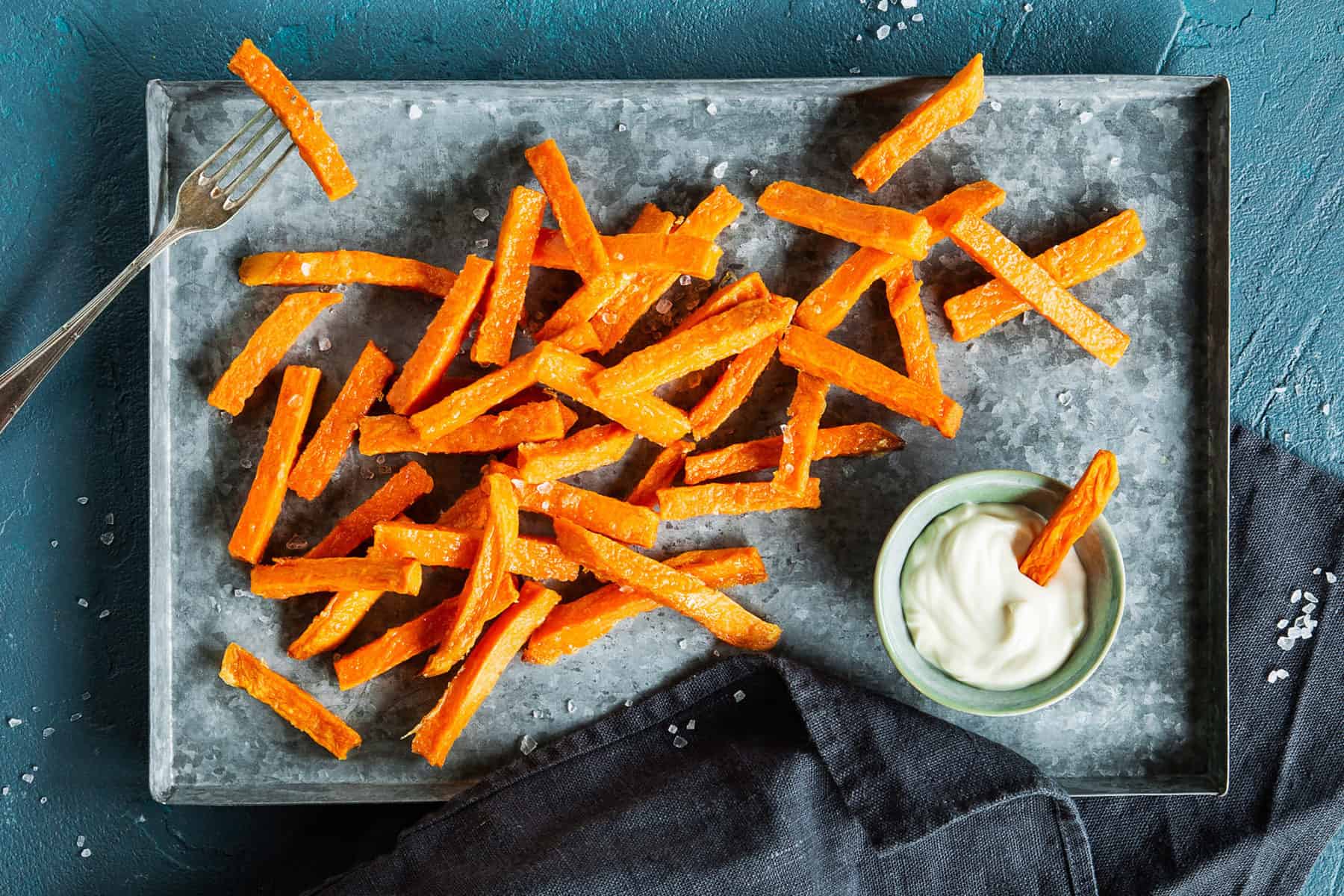 Knusprige Süßkartoffel-Pommes mit Aioli