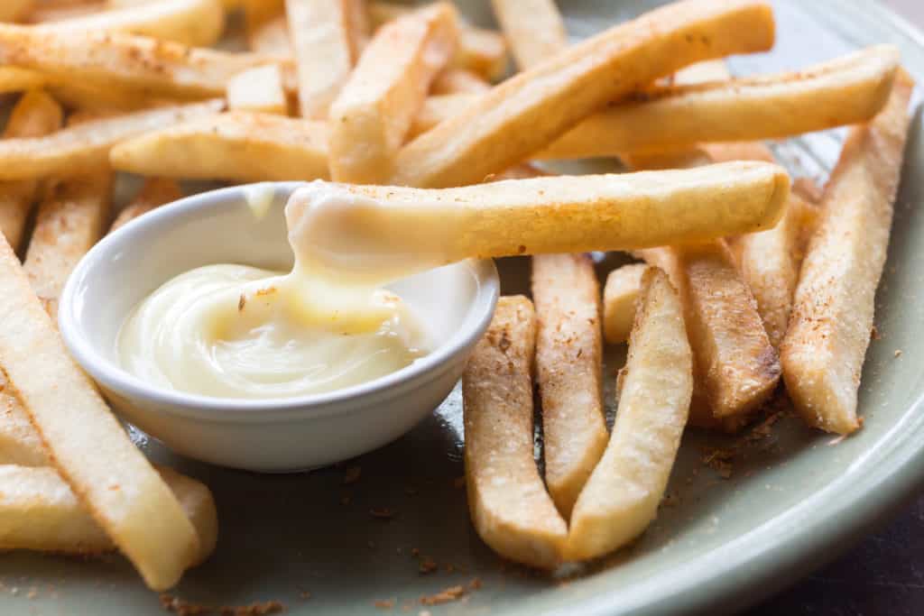 Pommes Frites mit einem Schälchen Mayonnaise