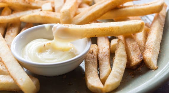 Pommes Frites mit einem Schälchen Mayonnaise