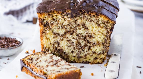 Kastenkuchen mit vielen Schokostreuseln im Teig, angeschnitten – Foto: Désirée Peikert