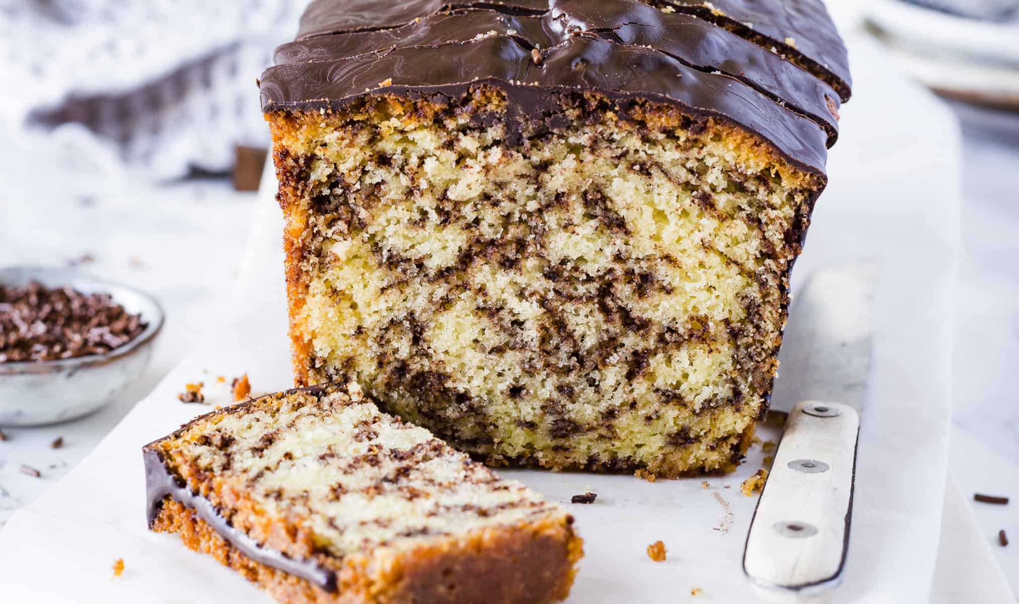 Kastenkuchen mit vielen Schokostreuseln im Teig, angeschnitten – Foto: Désirée Peikert