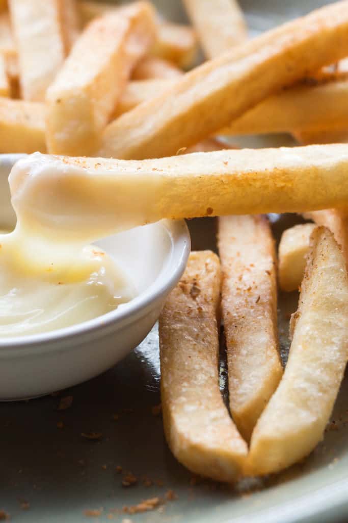 Pommes Frites mit einem Schälchen Mayonnaise